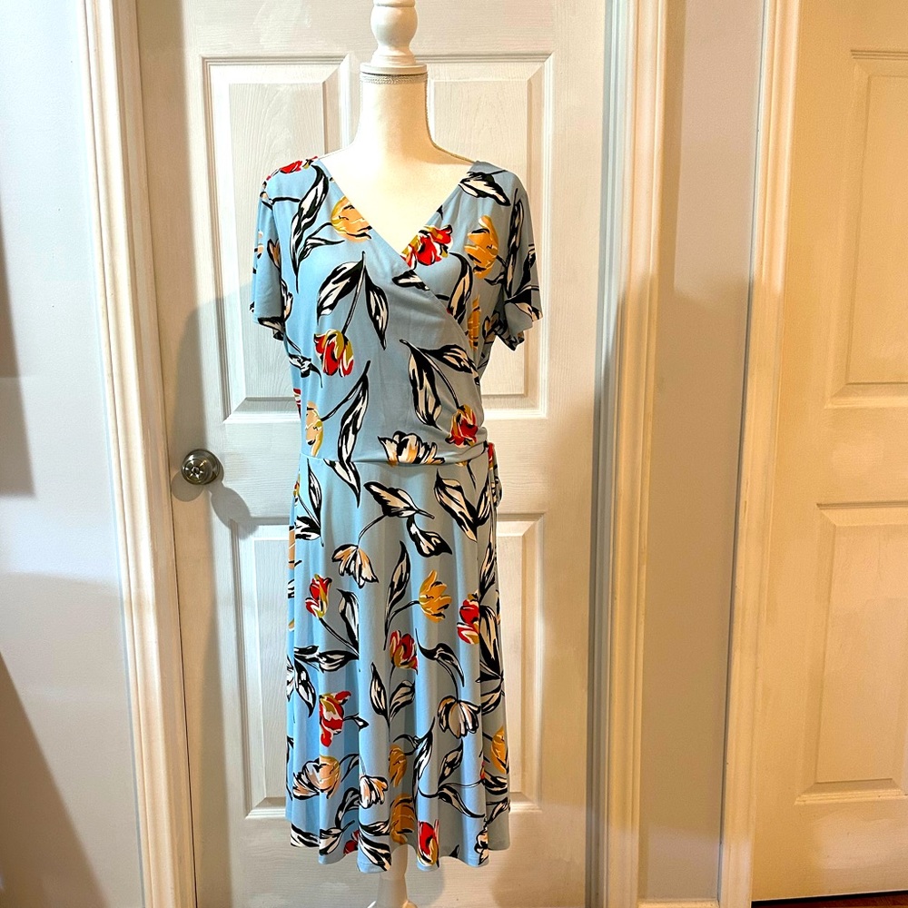 Light Blue floral print dress EUC 14W short-sleeve Maggy London Woman